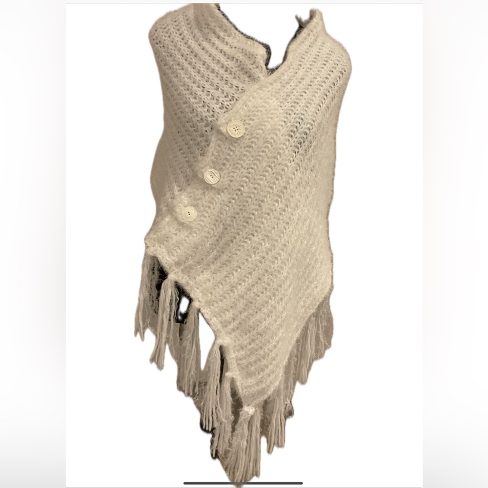 ******Chic White Buttoned Knit Poncho with Fringe